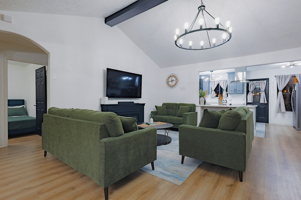 Popular Airbnb listing: FIFA STAY | Sleeps 16+| Pool +Gym + Game Room in Alief