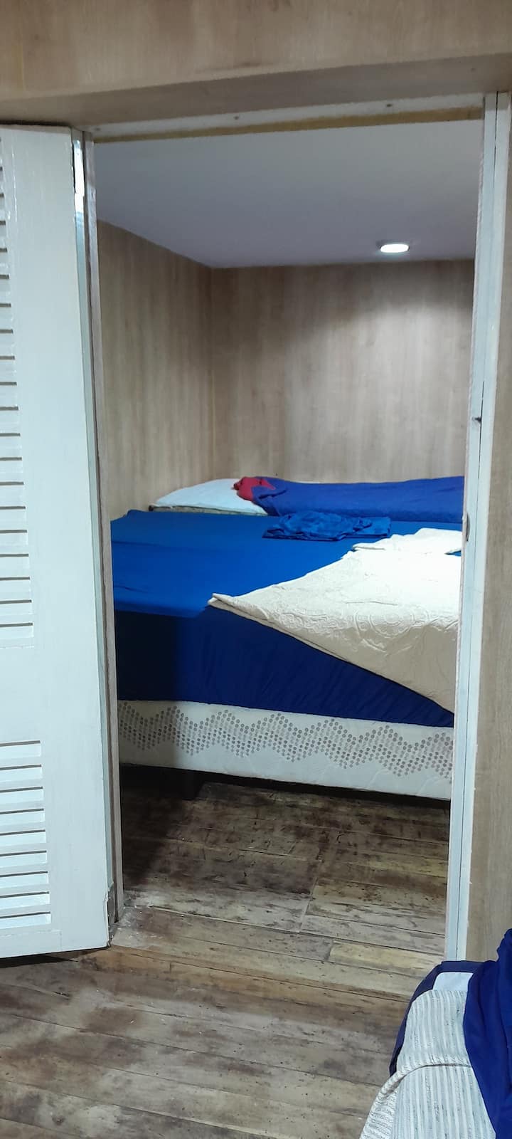 Идеално за споделяне: 2 легла и климатик.