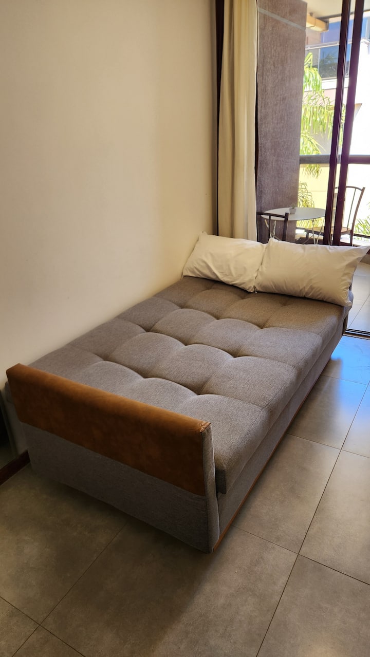 เตียงโซฟา: 205 ซม. x 112 ซม. เปิดขนาดเล็กกว่าเตียงคู่เล็กน้อย 
