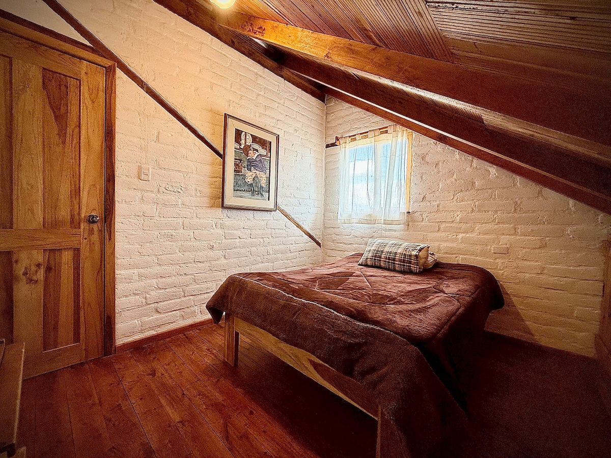 חדר זוגי עם שתי מיטות, סדינים ושמיכות תרמיות. 