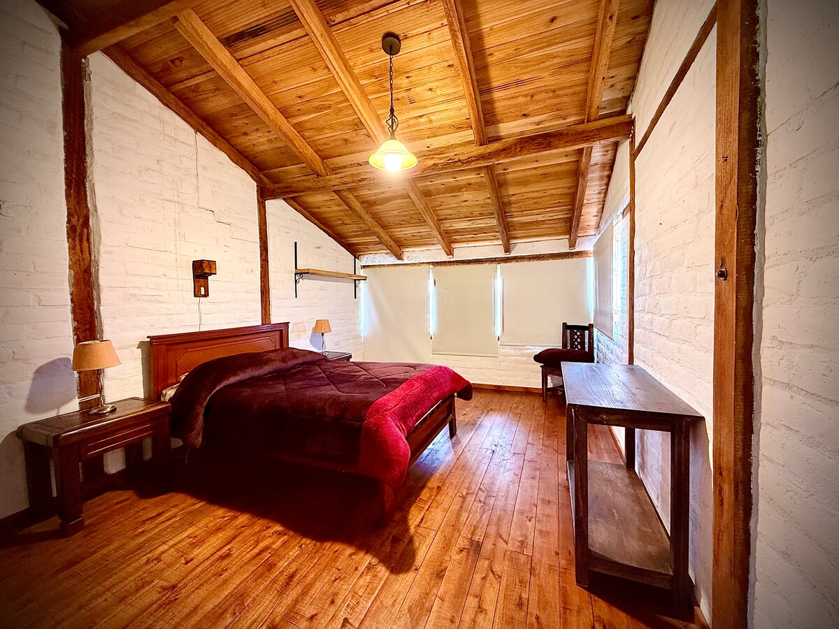 חדר זוגי עם שתי מיטות, סדינים ושמיכות תרמיות. 