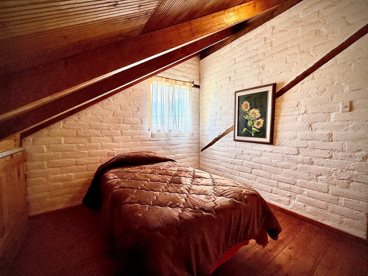 חדר זוגי עם מיטה של מטר רבוע מצוידת בסדינים ובשמיכות תרמיות. 