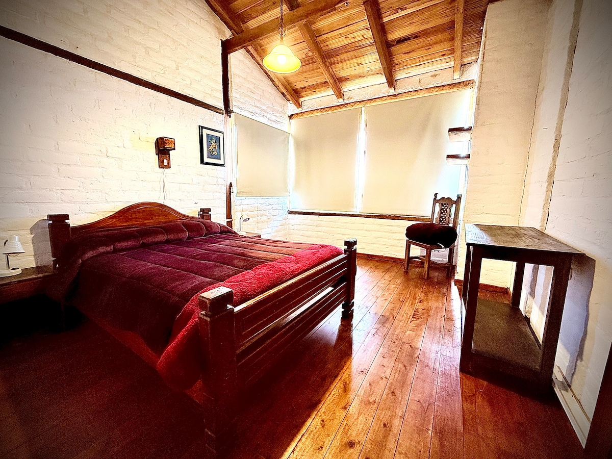 חדר זוגי עם שתי מיטות, סדינים ושמיכות תרמיות. 