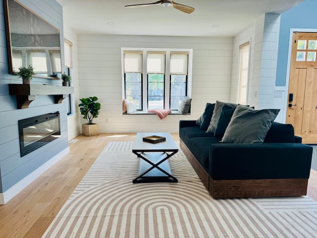 New Modern Farmhouse | Near SFO/Bart/Train