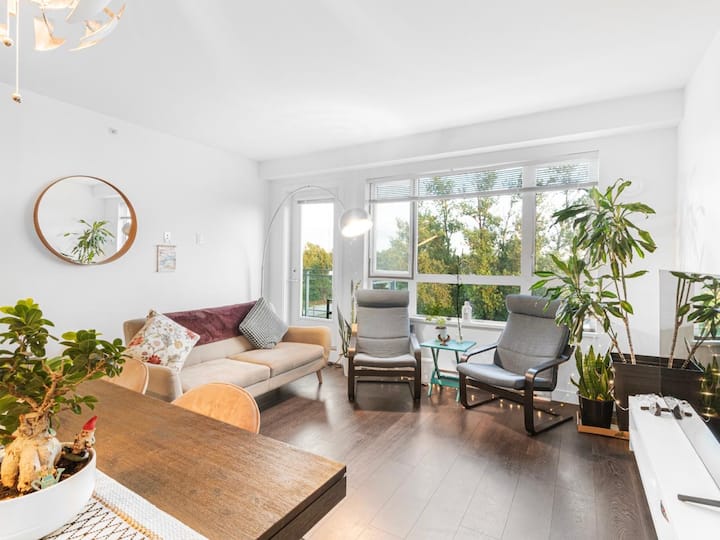 2 Bed 2 Bath Tastefully Furnished Penthouse Condo - Surrey
