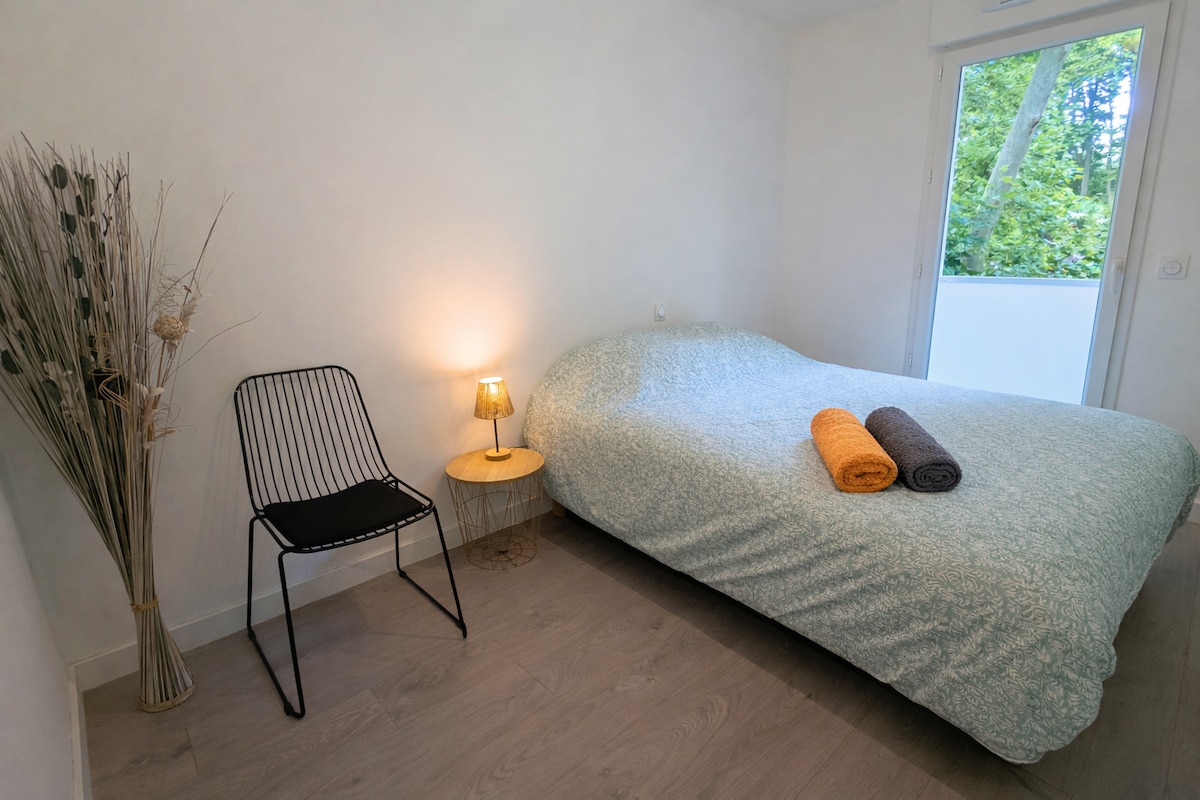 Втората спалня с удобно спално бельо.