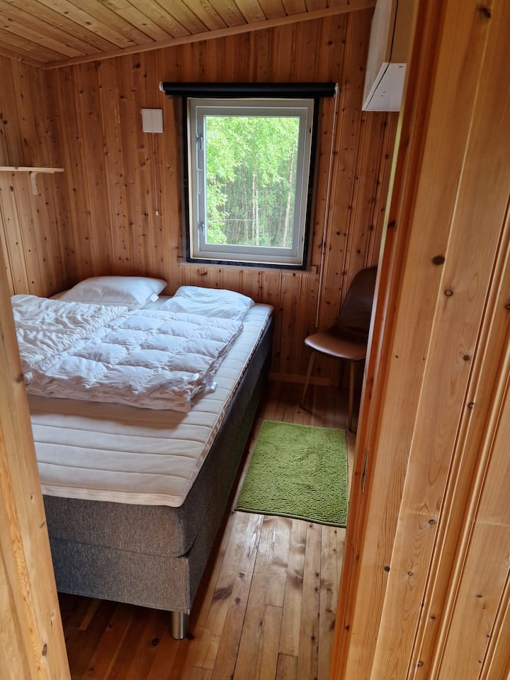 Posteľ s dĺžkou 150 cm. Chata má 1 extra teplú spoločnú prikrývku a 2 tenké prikrývky. Prineste si vlastnú posteľnú bielizeň. 