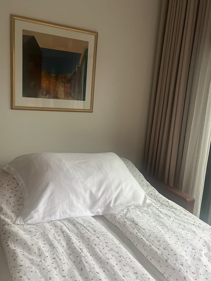 Hovden BEDinside u spavaćoj sobi 4. Širina kreveta 140. 