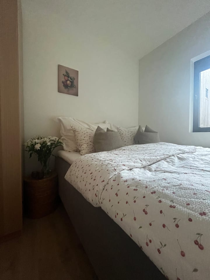 U 1. spavaćoj sobi nalazi se bračni krevet širine 180 cm