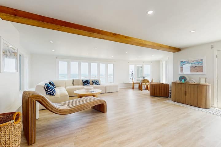5br Coastal Gem On The Water W/ Beach Access - Wells, ME