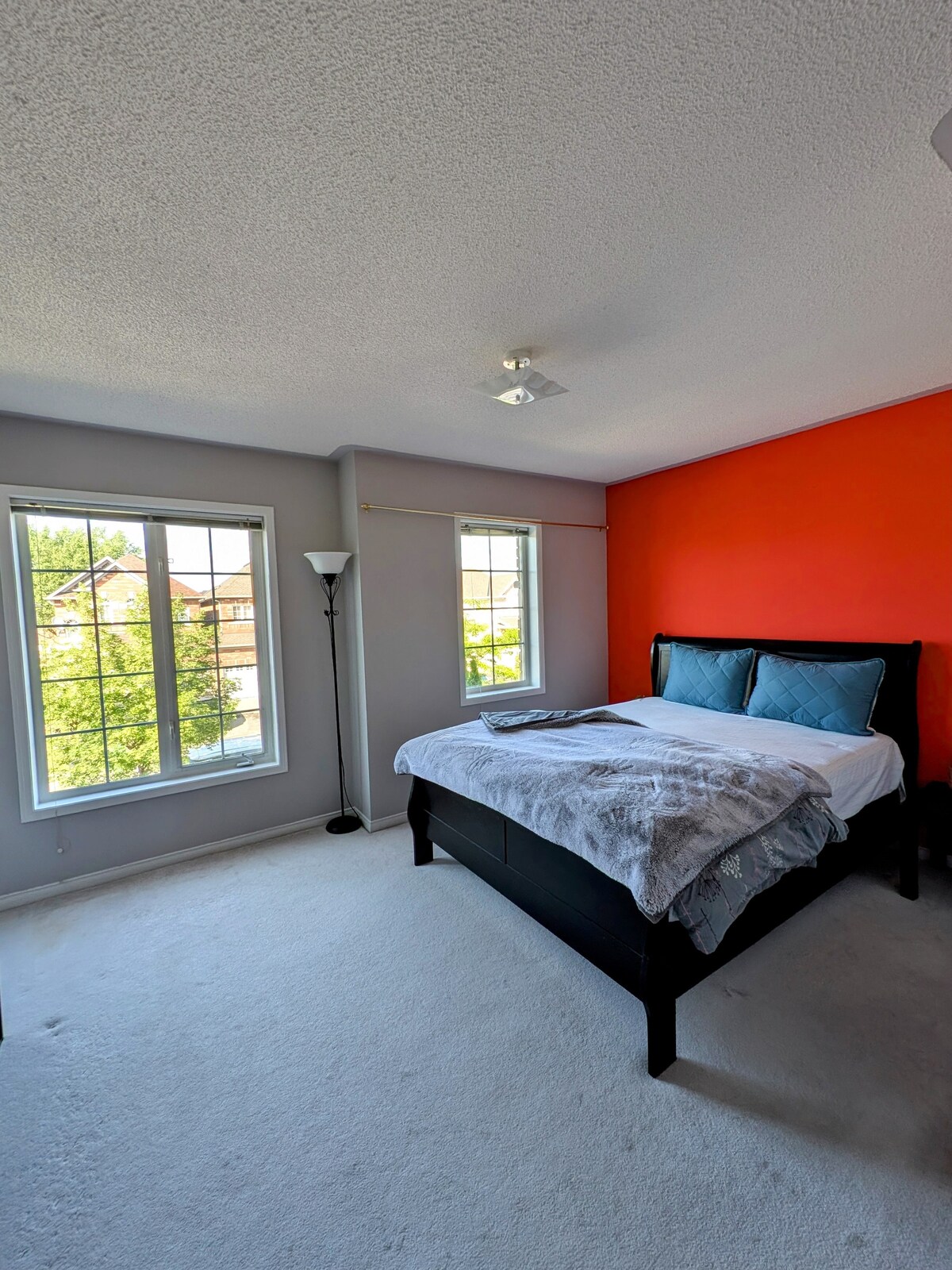 Ლამაზი საძინებელი დიდი სივრცითა და კარადით. Ფანჯრები ბუნებრივი განათების საშუალებას იძლევა. 7-ზე მეტი სტუმრის მქონე ჯავშნებისთვის გათვალისწინებული იქნება დამატებითი ლეიბ (ებ) ი.