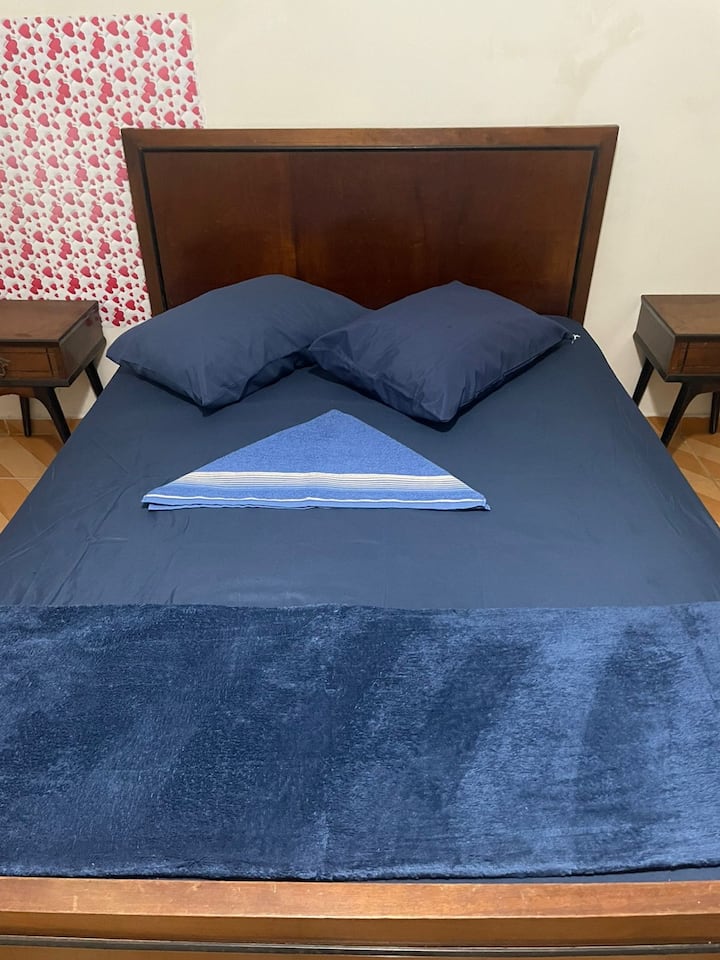 1 quarto com 1 banheiro 
1 ventilador de teto
1 cama de casal 
1 cama solteiro 
1 conjunto de cama mesa e banho
1 cômoda
1 penteadeira