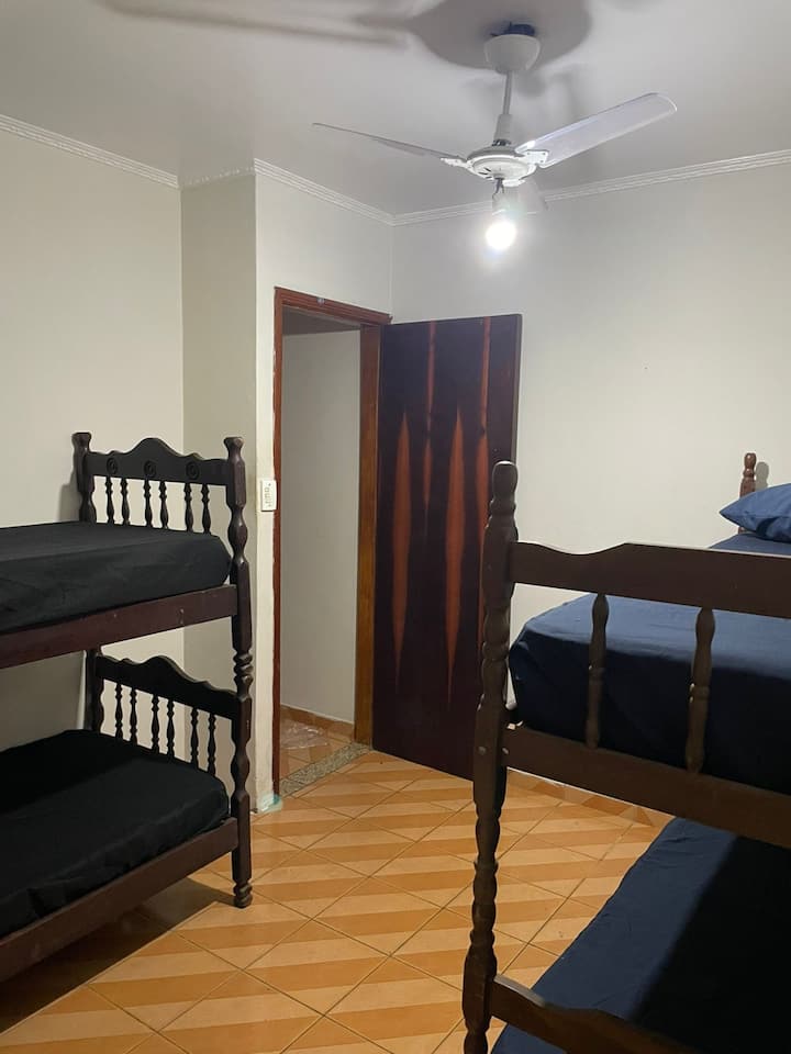 1 quarto 
2 beliches são 4 lugares de solteiro 
1 conjunto de cama mesa e banho
1 ventilador de teto não funciona