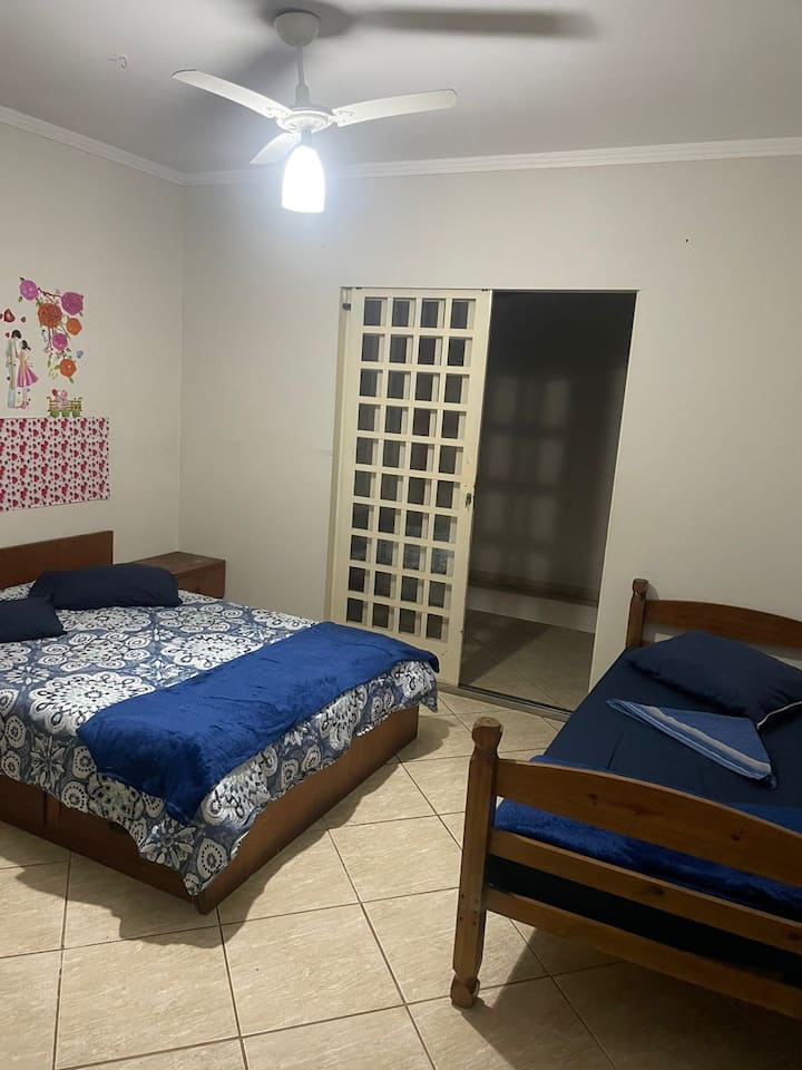 1 quarto com 1 banheiro 
1 cama de casal 
1 cama solteiro 
1 conjunto de cama mesa e banho
1 embutida cômoda na cama
1 par de criado mudo com gaveta