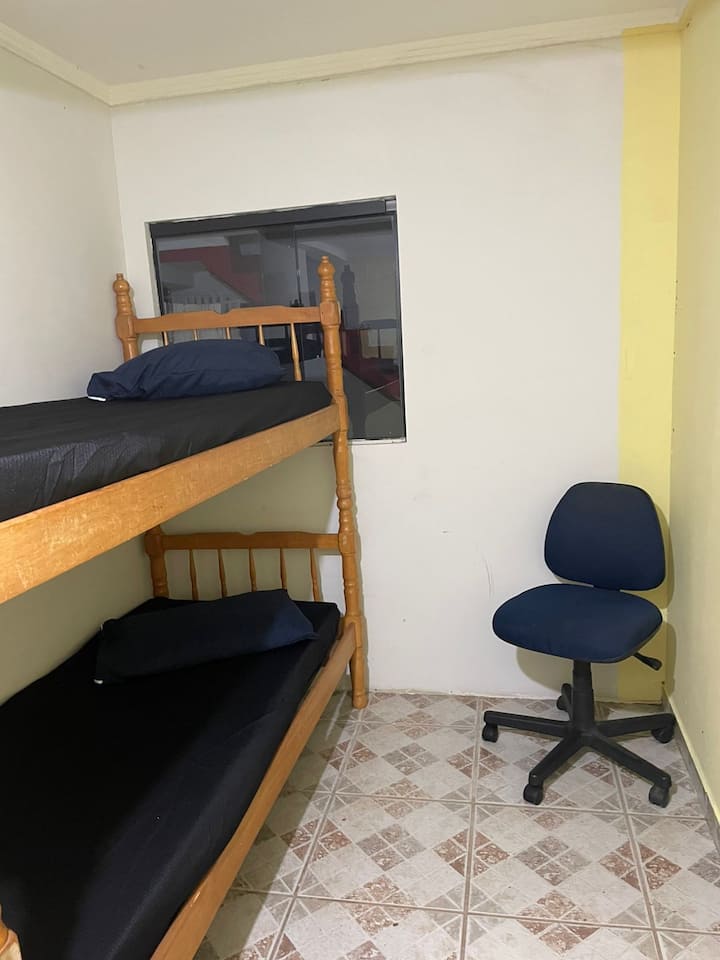 1 quarto 
1 beliches são 2 lugares de solteiro 
1 conjunto de cama mesa e banho
1 sem porta
