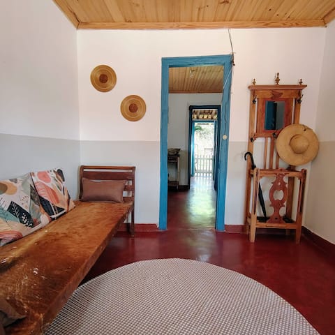 Top Airbnb: Casa do Cedro - With 2 bedrooms and a private backyard. em Diamantina