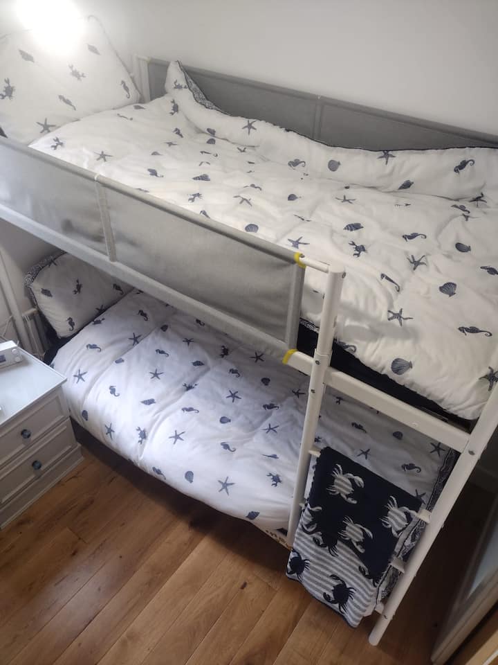 Jednolôžkové poschodové postele v druhej spálni, ideálne pre rodiny.