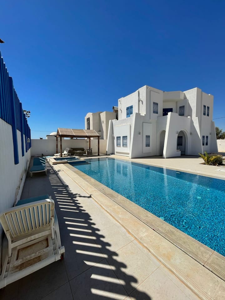 Très Belle Villa, Spacieuse Avec Piscine - Djerba