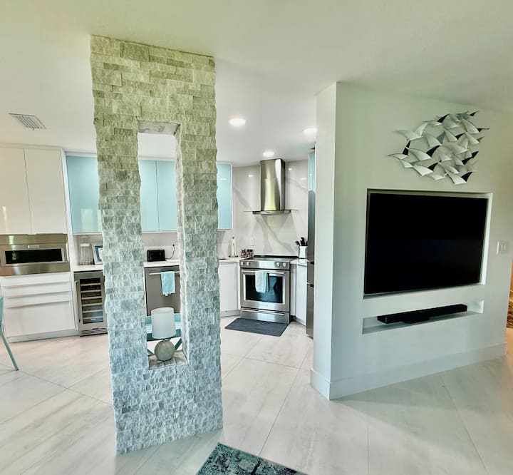 Waterfront Stylish Condo Stunning Tampa Bay Views - Gulfport, FL