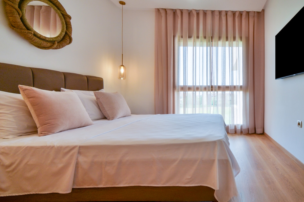 Habitación principal: suite con ducha y aseo privados, cama doble muy cómoda.