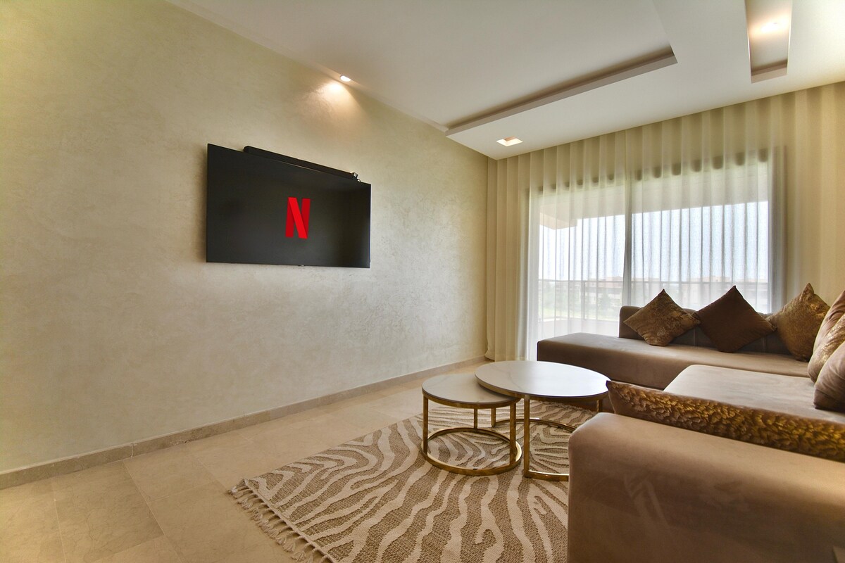 Sala de estar moderna muy cómoda, con Smart TV, Netflix y sistema de sonido 