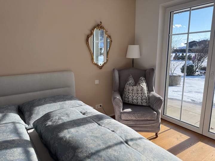 Spavaća soba ima krevet dimenzija 160 × 200 cm.