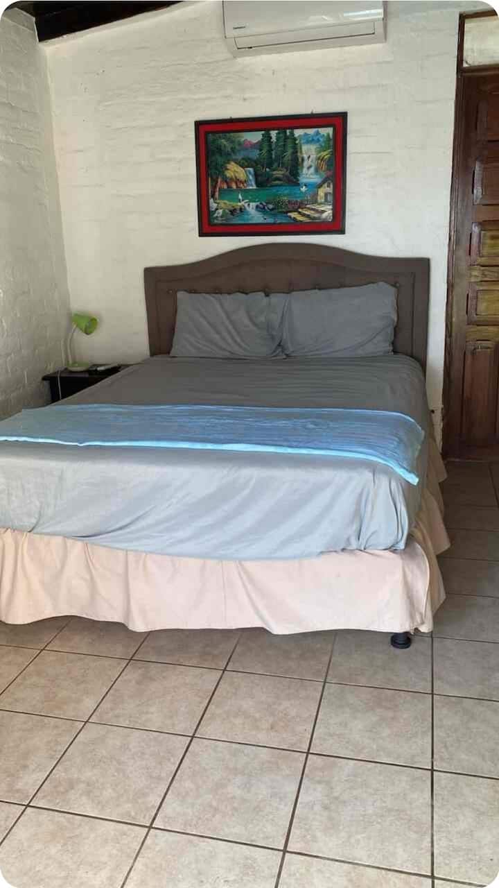 Dormitorio principal con aire acondicionado.