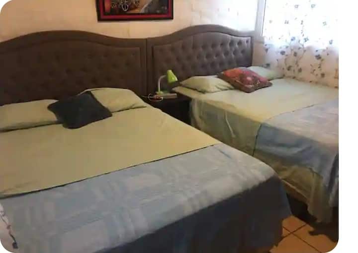 Dormitorio con 2 camas tamaño queen o dobles. Todas las camas tienen cabeceras o respaldos como se ve en la foto. Todas las habitaciones tienen aire acondicionado.