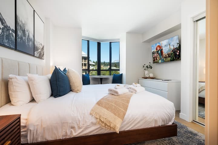 Dhomë gjumi e bollshme dhe e ndritshme me një krevat të rehatshëm "king-size" dhe grila të errëta për një gjumë të qetë. Hapësirë e bollshme në dollap dhe sirtar për t 'u çlodhur dhe për t' u ndier si në shtëpi. Qoshe e rehatshme me pamje nga mali — Fantastike për punë në distancë. Televizor i madh inteligjent