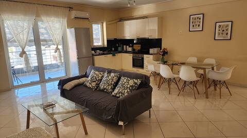 Popular Airbnb listing: 2 bedroom with private parking space on the 5th floor close to the sea and subway in Νέο Φάληρο