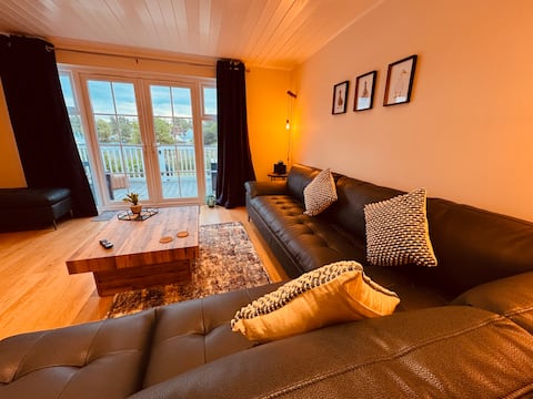 Successful Airbnb property: Barneys Retreat - Cotswolds Lakeside Lodge in South Cerney