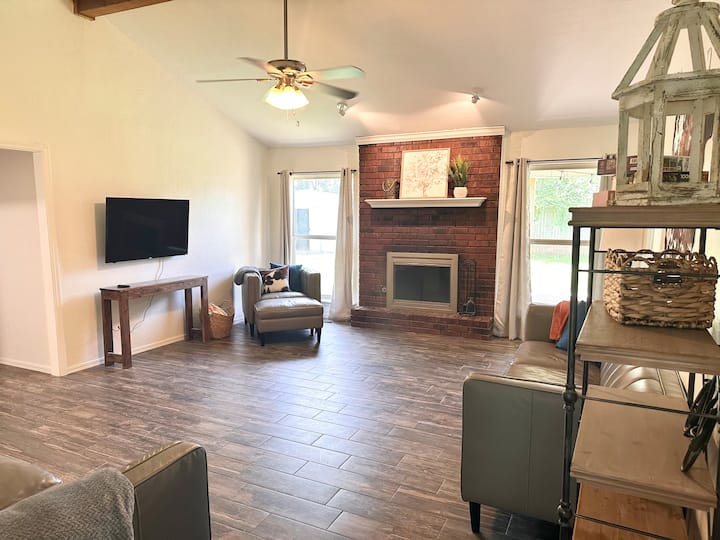 Entire Yukon Home Near Turnpike! - Yukon, OK