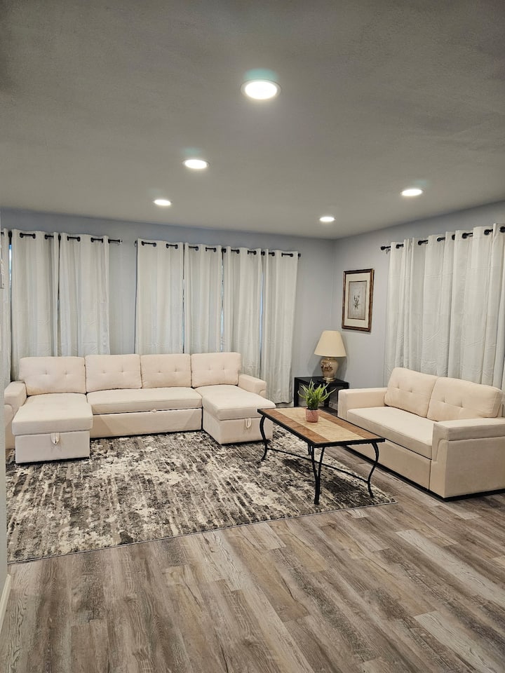 също така разполага с 2 разтегателни единични легла. 