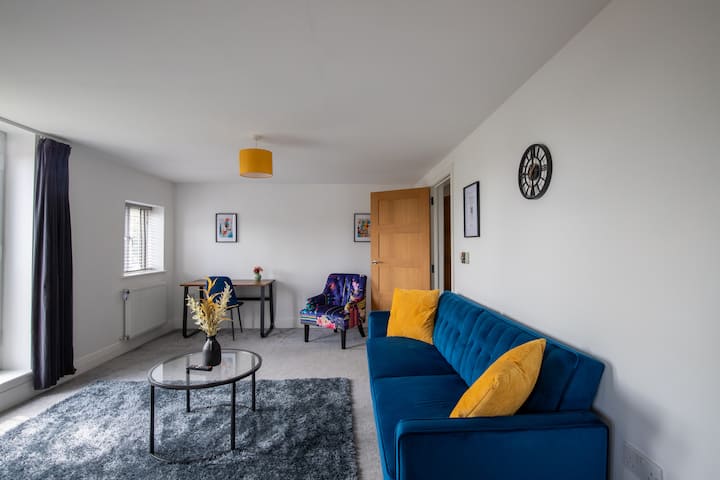Modern 2br Apartment Woking Parking & Long Stays - Woking