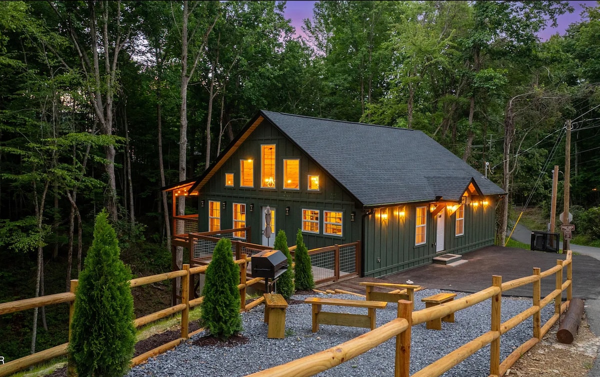 Luxury Cabin | Hot Tub | Games | Near Dollywood