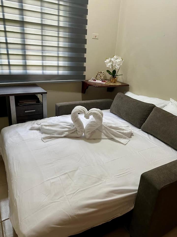 El sofá cama se transforma en una cama completa. Incluye colchón, ropa de cama y 2 almohadas tamaño king. Ideal para 2 niños pequeños. La cama se prepara solo bajo pedido.