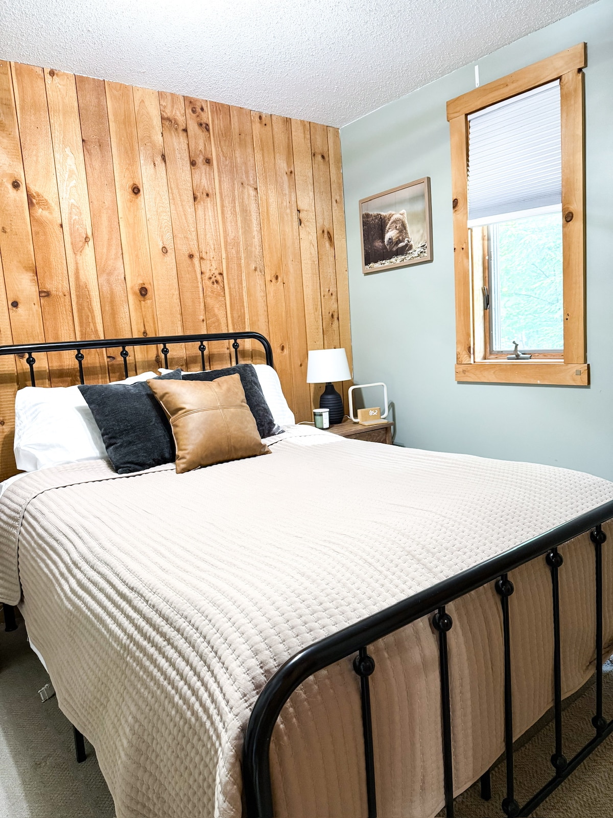 Dormitorio de la planta baja con cama de tamaño completo 