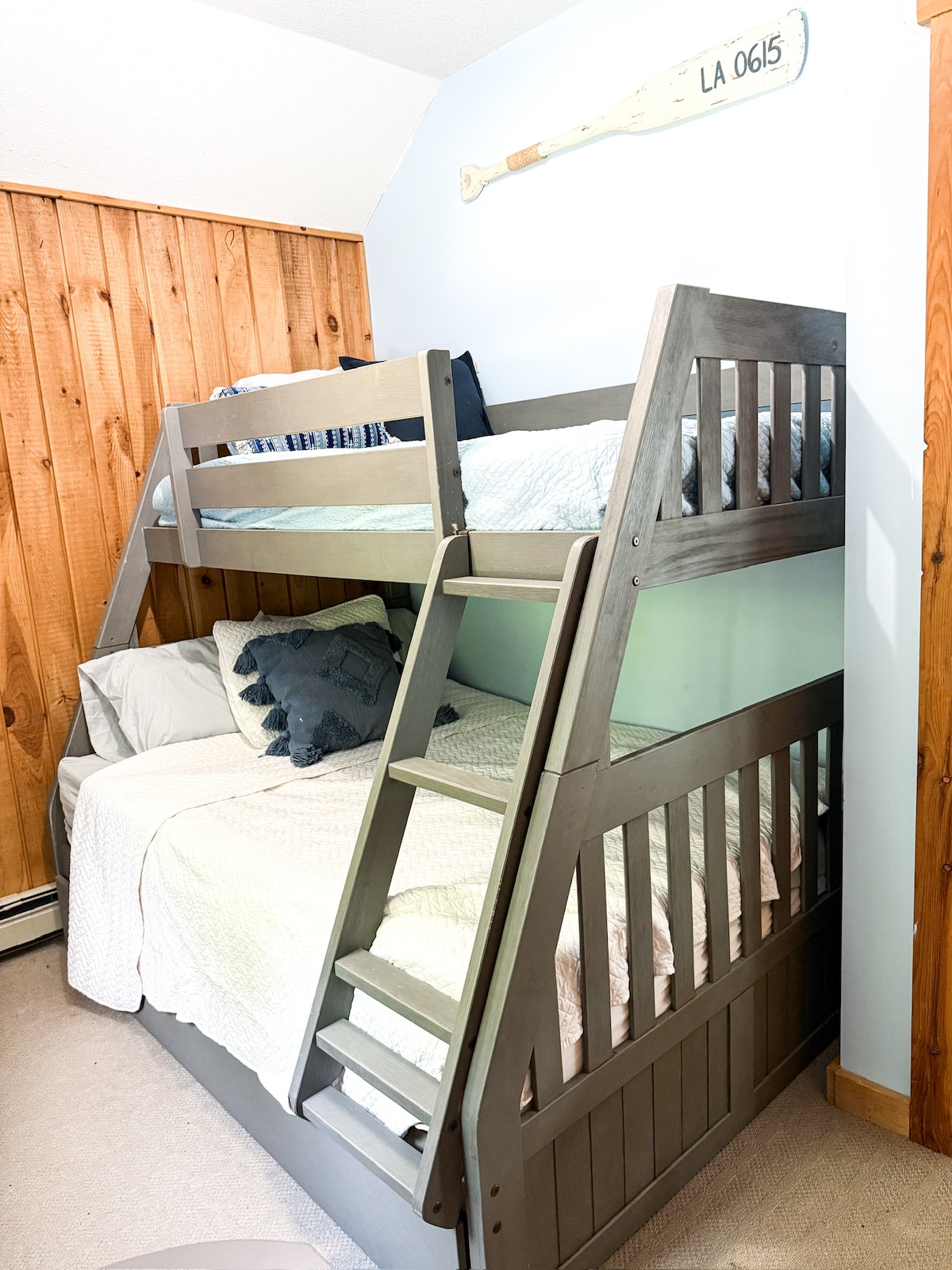 Habitación con literas arriba. También hay una cama nido para dormir adicional. 