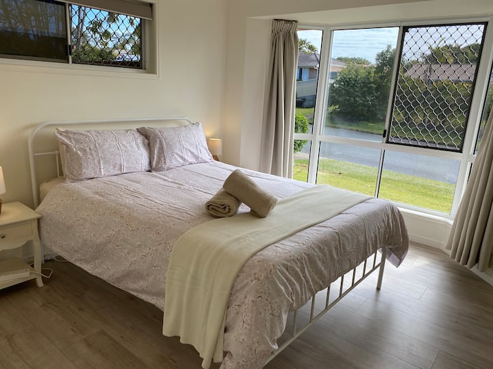 Cama tamaño queen con edredón cálido y almohadas adicionales 