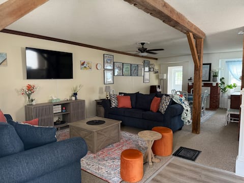 Top Airbnb: The Monopoly House in Buffalo / Cheektowaga