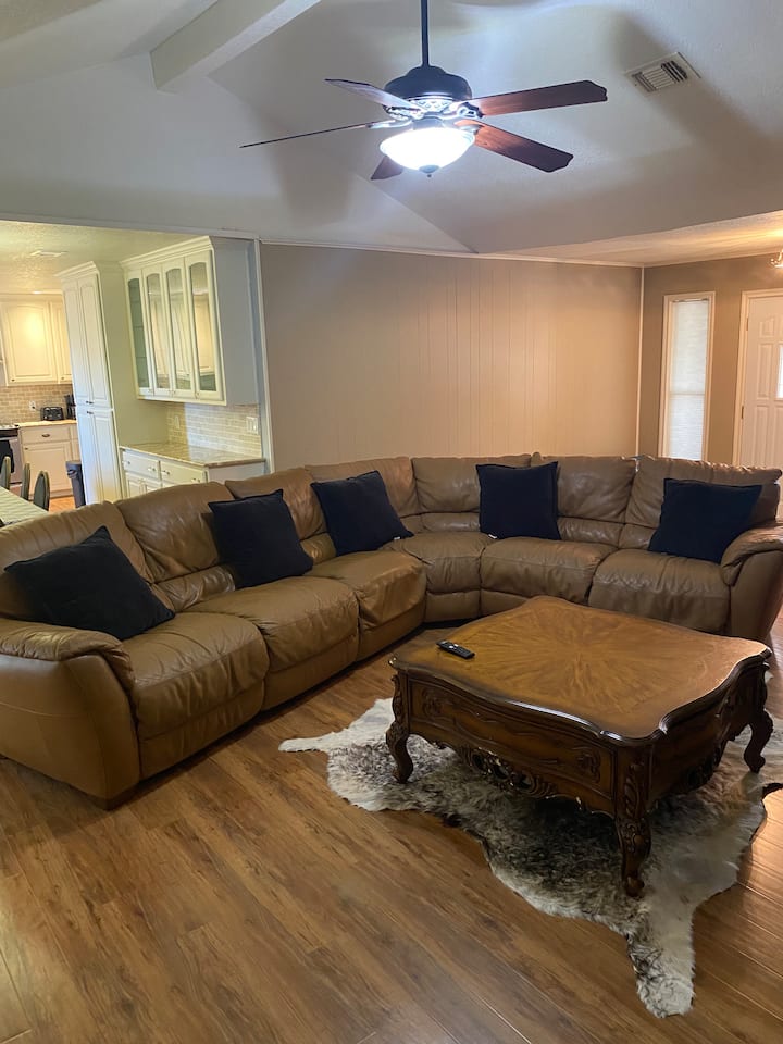 Beach Retreat Farmhouse - Bay City, TX