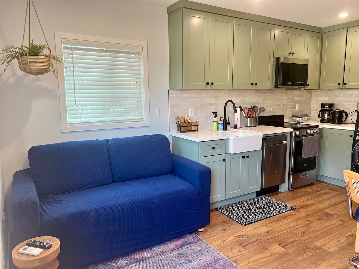 Top Airbnb: Modern, Cozy, Private Guest House in Hawthorne
