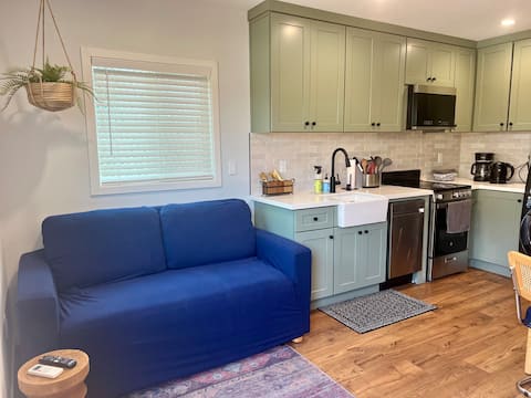 Top Airbnb: Modern, Cozy, Private Guest House in Hawthorne