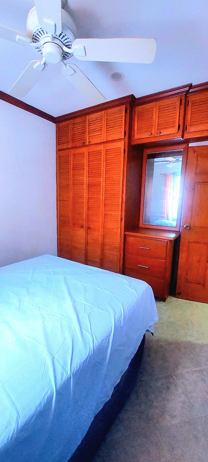 Опуштете се во удобност во оваа пријатна спална соба со голем кревет облечен во мека постелнина.