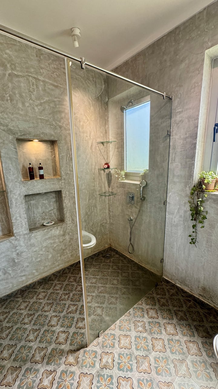 Full bathroom 4 image 2