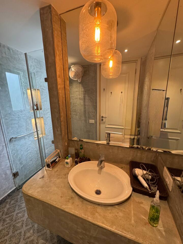 Full bathroom 1 image 4