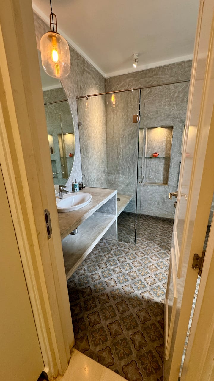 Full bathroom 4 image 1