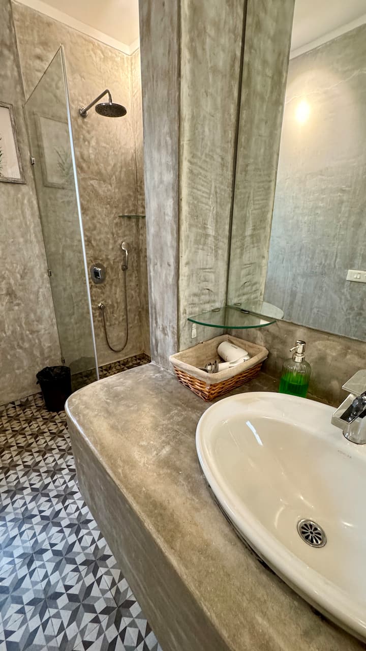 Full bathroom 3 image 3