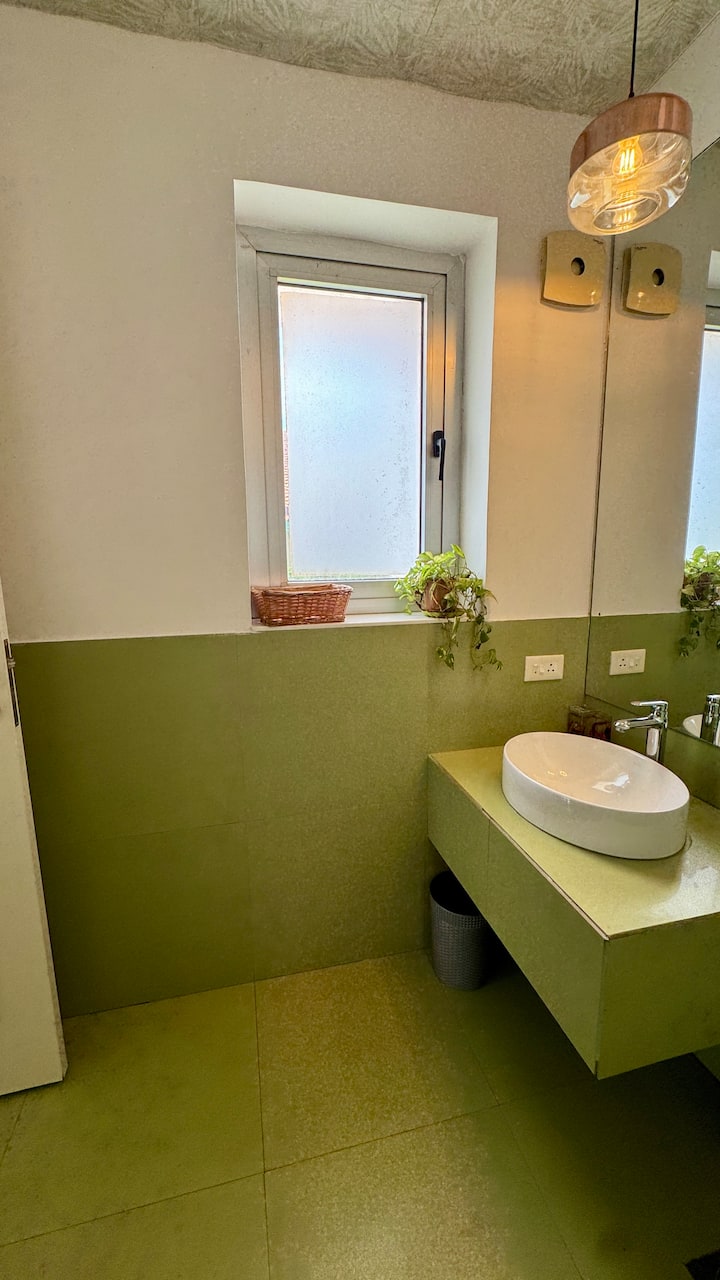 Full bathroom 2 image 2