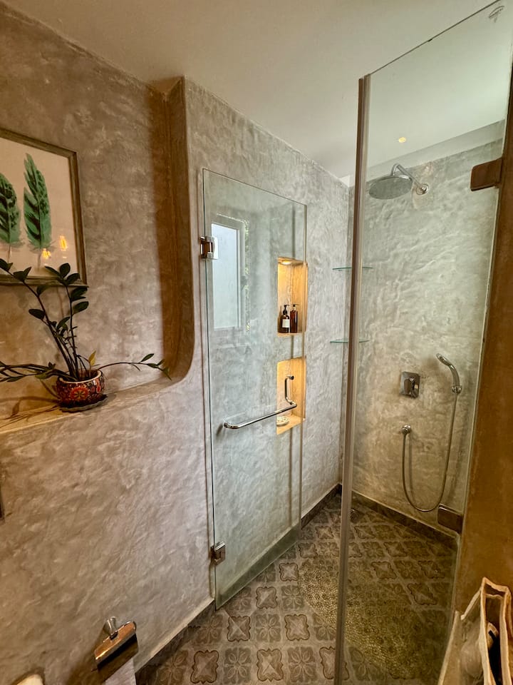 Full bathroom 1 image 2
